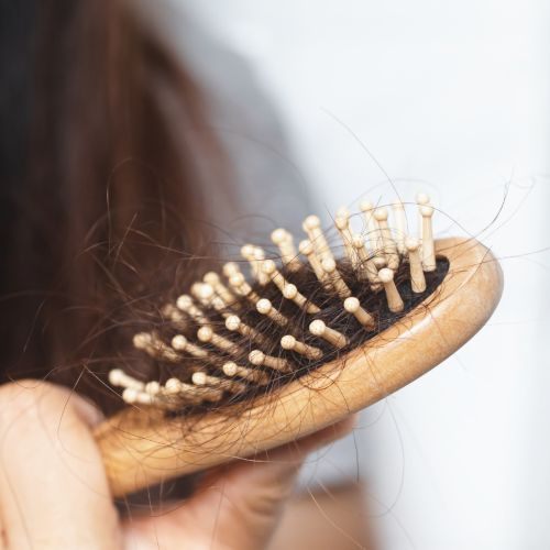 La caída del cabello: causas, prevención y tratamiento eficaz